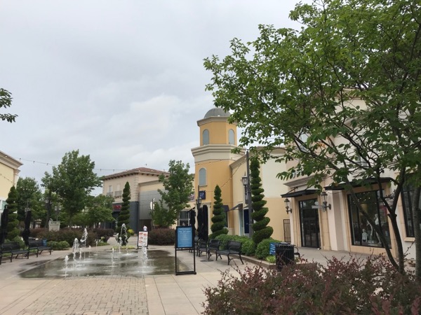 ハンツビルにあるショッピングモールとアートが集まったモール