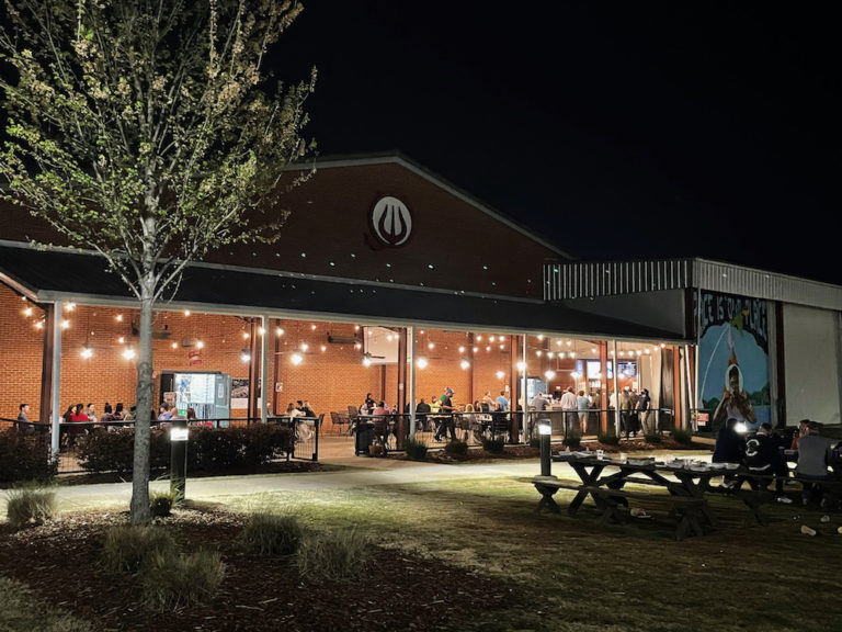 ハンツビルの中学校校舎を再開発！Sip（飲む）・Dine（食べる）・Play （遊ぶ）Campus No.805（キャンパスNo. 805）ブルーワリー、コーヒーショップ、レストラン