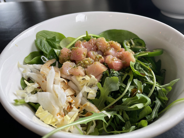 アラバマ州ハンツビルのポケボウルOshi Poke Bowl and Sushi（オシポケボウルと寿司）