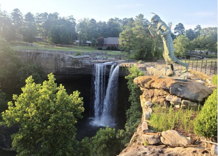 アラバマ州ギャズデンにあるノッカルラ フォールズ パーク
