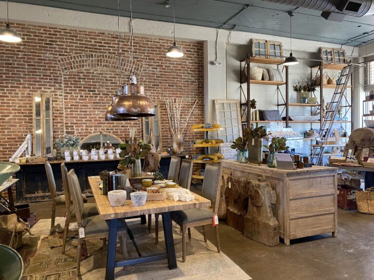 ハンツビルにあるアンティーク好きには堪らない中古建築資材専門店 