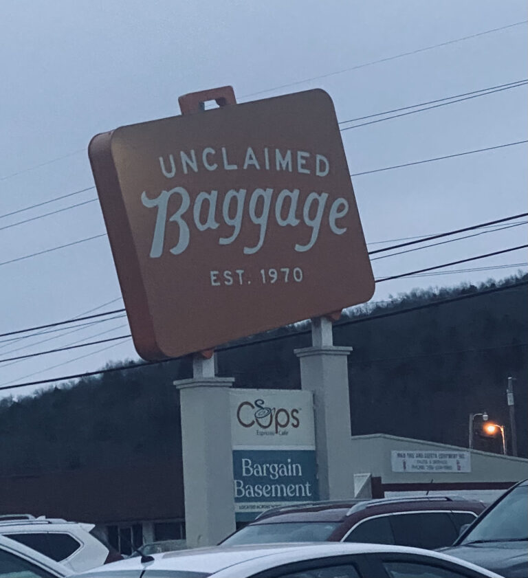 スコッツボロにある全米のロストバゲージが集まる珍しいリサイクルショップUnclaimed Baggage