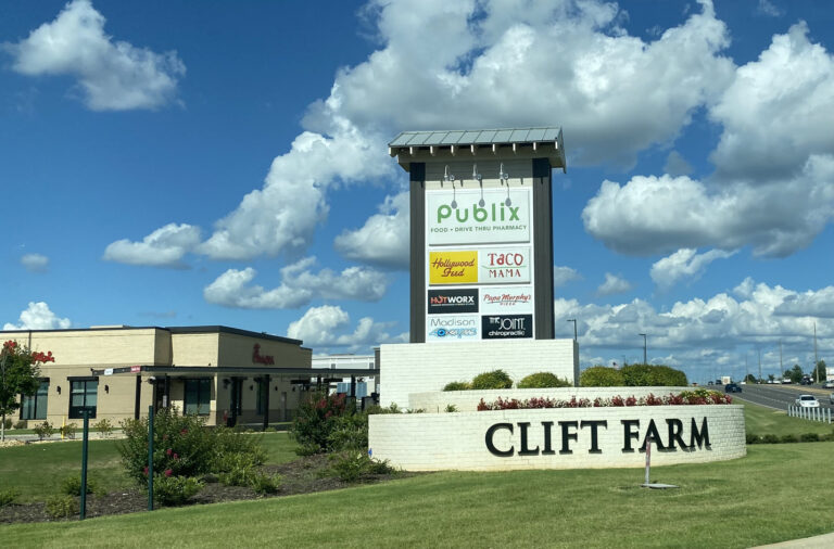 アラバマ州マディソンの大開発エリア、クリフトファームのカフェ・レストラン