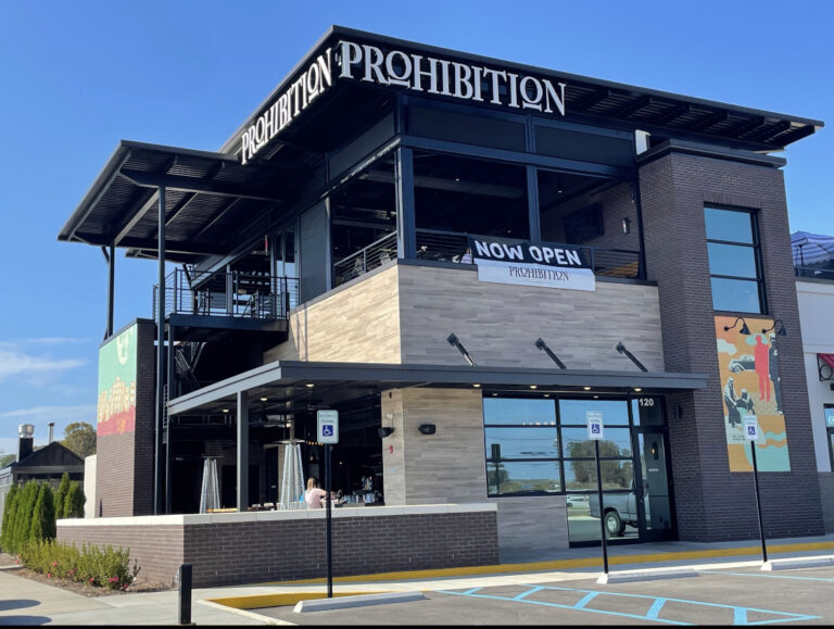 アラバマ州マディソンにあるトヨタフィールド周辺のレストランProhibition Rooftop Bar & Grill