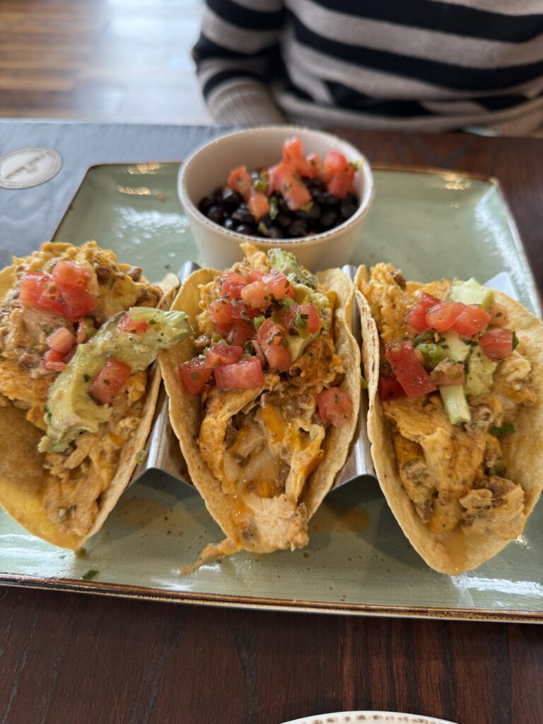 アラバマ州マディソンのClift Farmエリアにある広いカフェFirst Watch