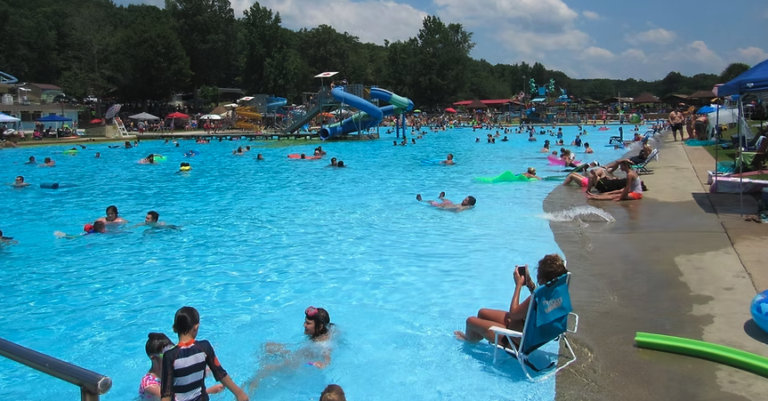 ブロンツビルにあるウォーターパークSpring Valley Beach