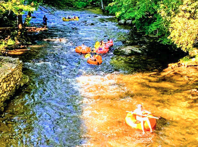 ブライソンシティでTubing(川下り)Deep Creek Lodge & Tube Outpost
