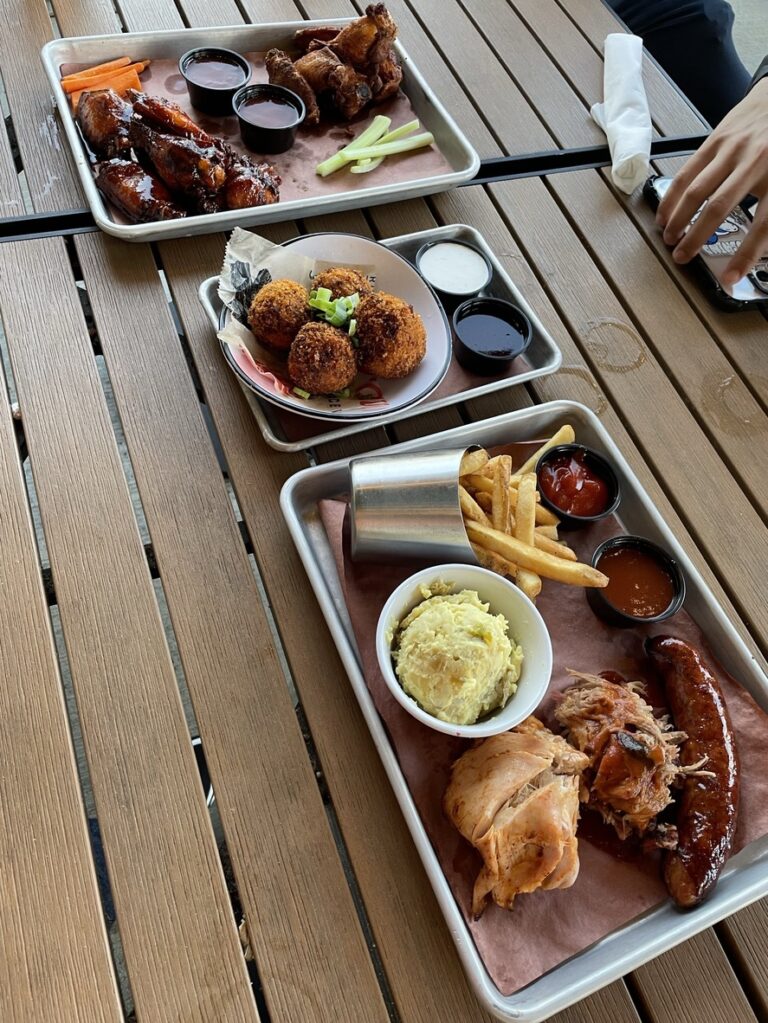 アラバマ州マディソンのクリフトファームにあるBBQレストランJim ‘N Nick’s