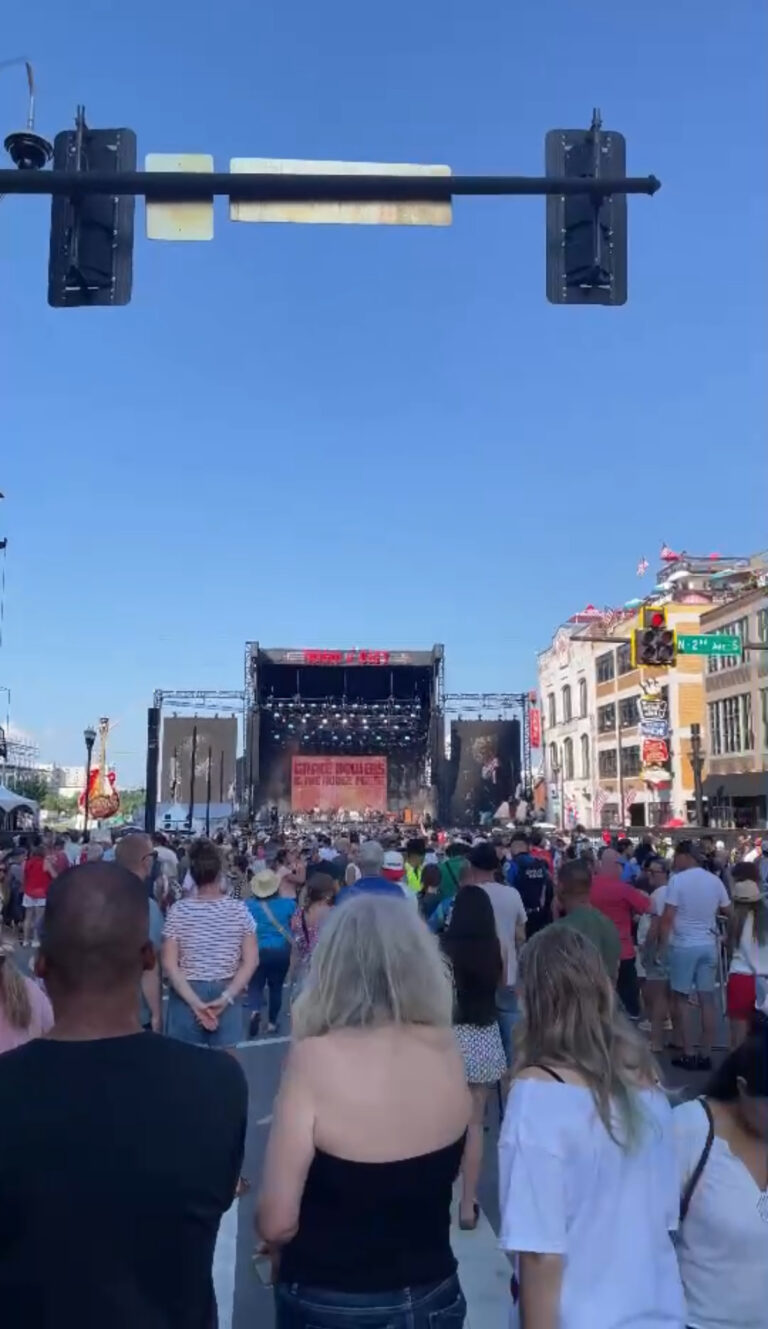 ナッシュビルのライブ演奏が響き渡るブロードウェイストリート