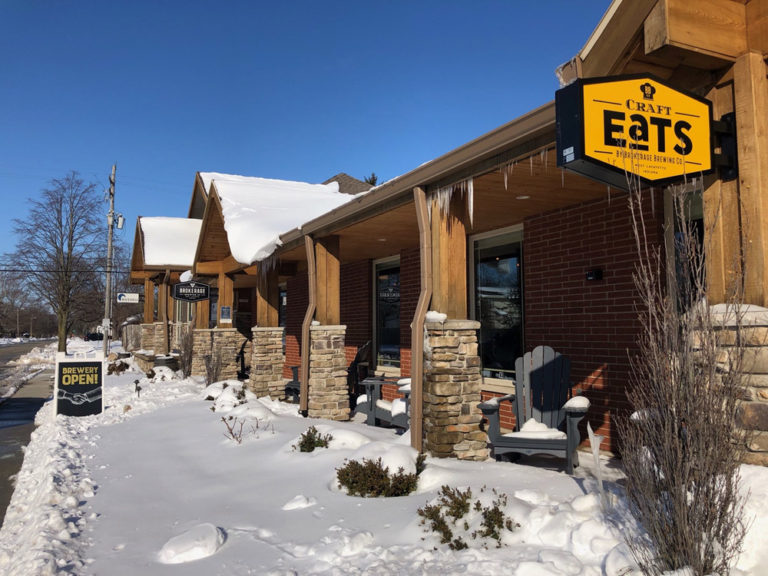 インディアナ州ウエストラフィエットのビアガーデン ブローカレイジ