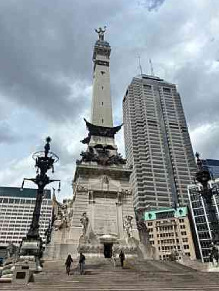 インディアナ州インディアナポリスのSoldiers and Sailors Monument（兵士記念碑）