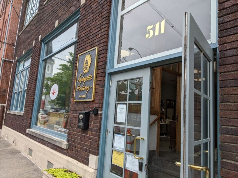 インディアナ州ラフィエットにあるララ アートギャラリーウエスト