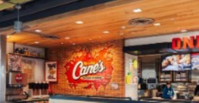 インディアナ州ウエストラフィエットのフライドチキン レイジング ケインズ