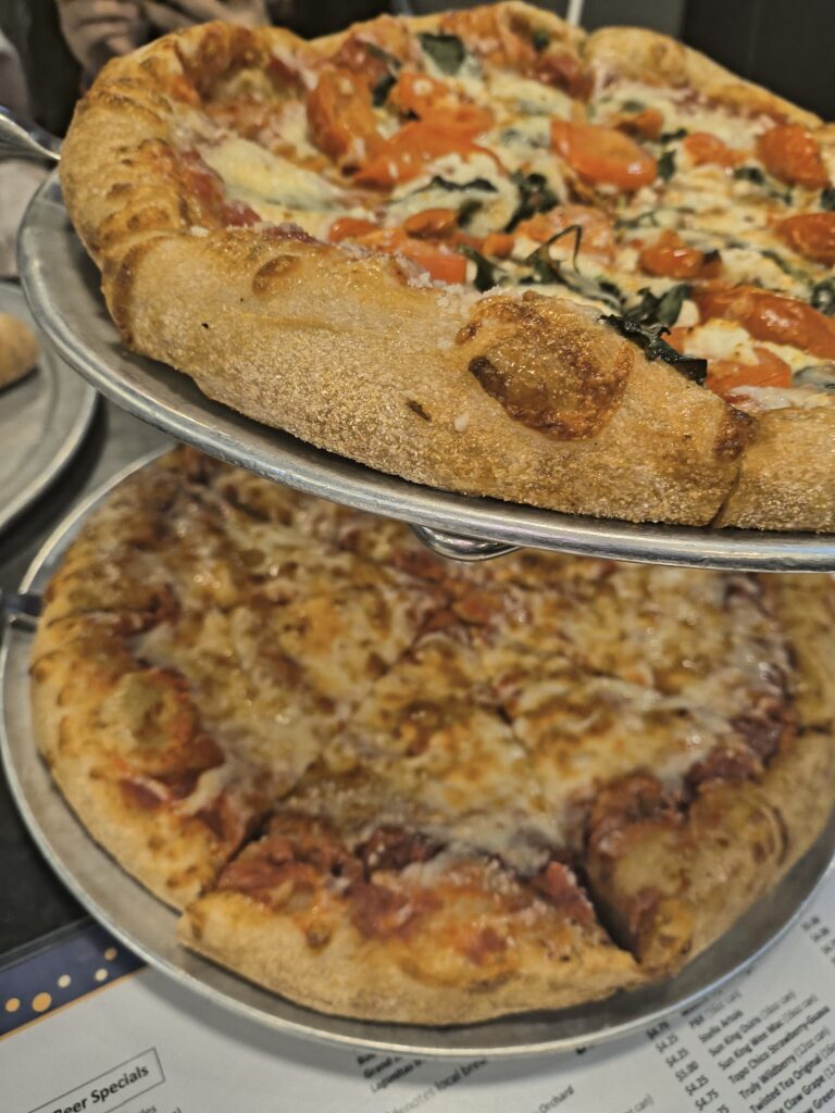 カーメルにあるポップなピザ＆バーガーレストラン