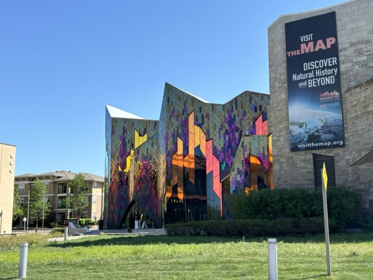 カンザス州の博物館や映画館、レストラン街が並ぶプレイリービレッジ