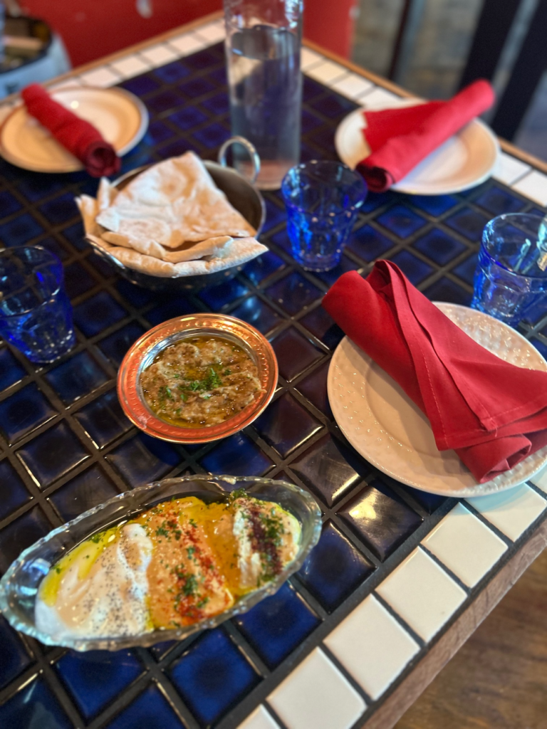 ミズーリ州カンザスシティの海外旅行へ来たような街並みにある近東レストラン