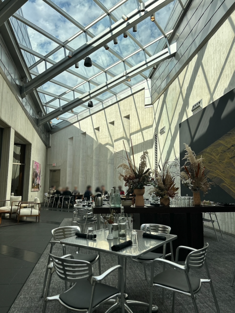 ミズーリ州カンザスシティの美術館の中にあるハイセンスなレストラン