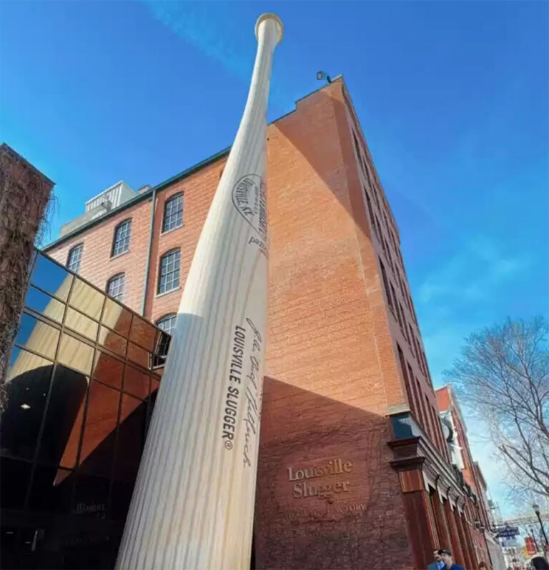 野球ファンにはたまらない、バッドの工場とミュージアム