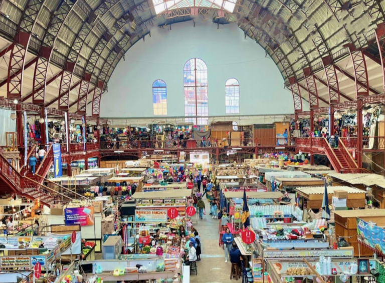 昔の駅舎を再利用したグアナファトのイダルゴ市場