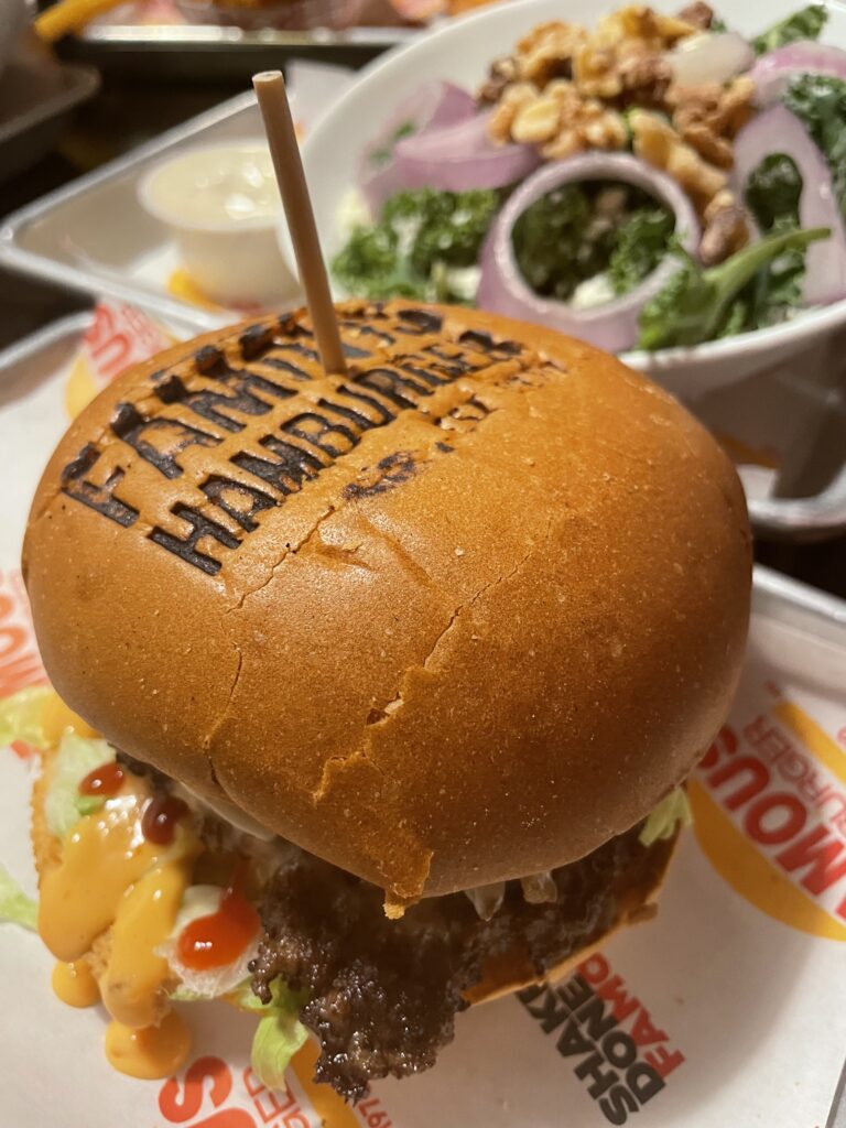 ミシガン州キャントンのレストラン　バンズの焼き印が目印　ワンランク上のハンバーガーレストラン