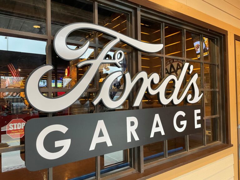 ミシガン州ディアボーンのレストラン　”Ford”がめいっぱい詰まったお店