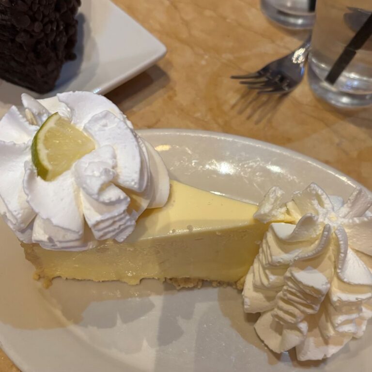 ミシガン州ノバイのレストラン  Twelve Oaks Mall内のチーズケーキでおなじみのお店