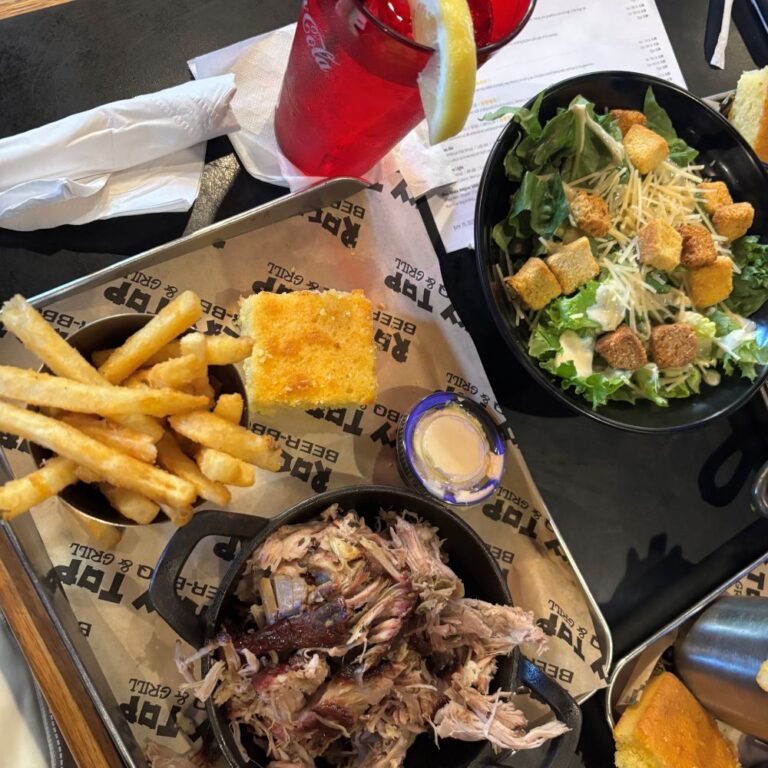 ミシガン州ジャクソン　アメリカンなBBQレストランバー