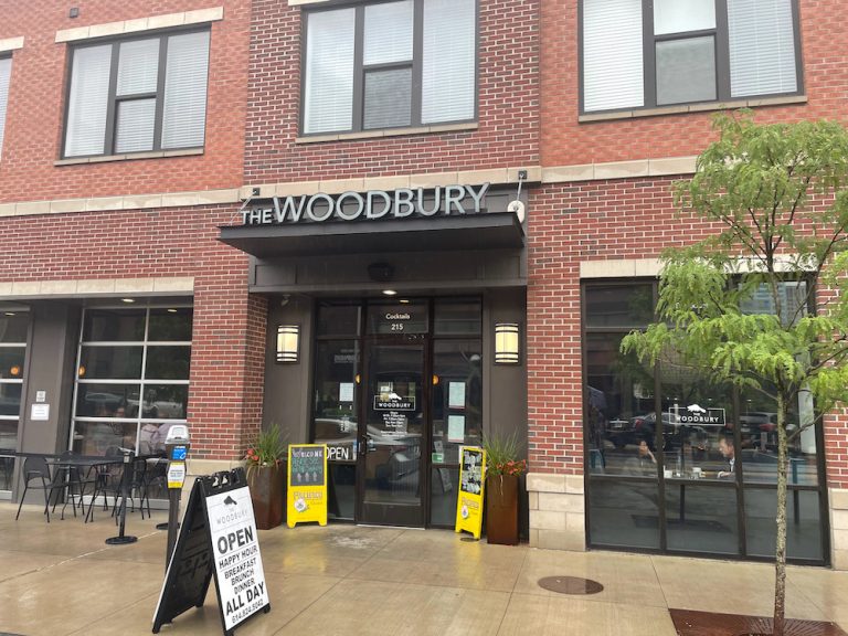オハイオ州コロンバス・ダウンタウンのモダンな雰囲気で楽しむ人気アメリカンレストラン『The Woodbury』