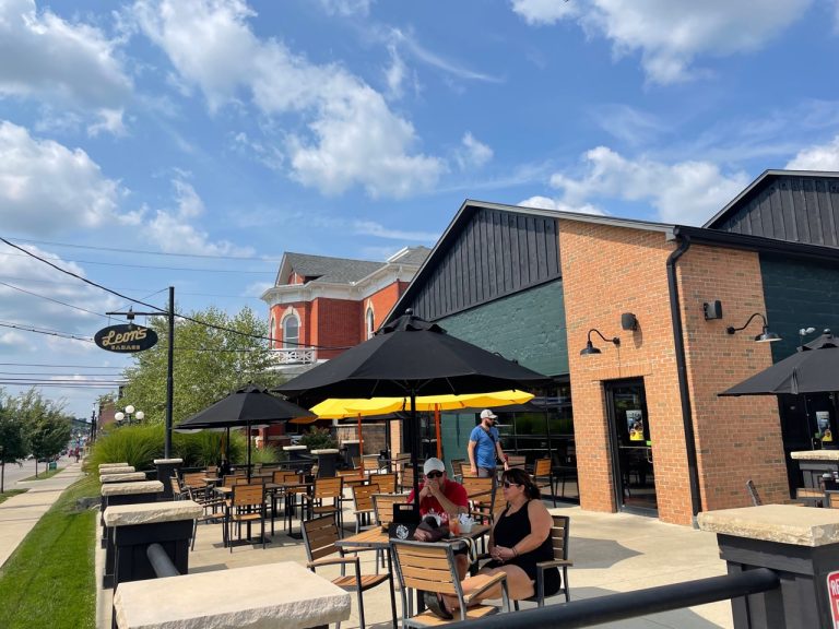 オハイオ州メアリーズビルの居心地いい雰囲気のレストランバー『Leon’s Garage』