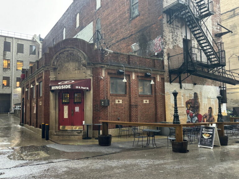 オハイオ州コロンバス・ダウンタウンの歴史あるバー＆グリル『Ringside Café』