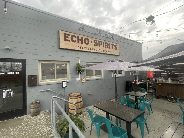 オハイオ州コロンバス・グランビューの地元蒸溜酒ブランド＆バー併設施設『Echo Spirits Distilling Co.』