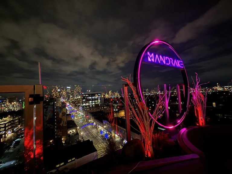 オハイオ州コロンバス・ショートノースの夜景とサステナブル料理が楽しめる『Mandrake Rooftop』