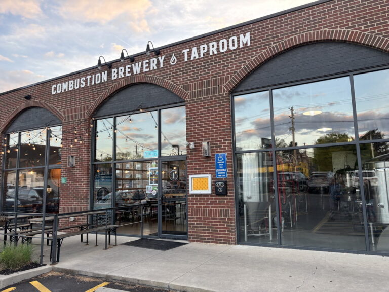 オハイオ州コロンバス・クリントンヴィルの地元クラフトビールが楽しめるブリューワリー『Combustion Brewery & Taproom』
