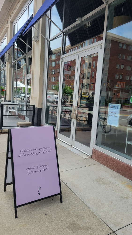 オハイオ州コロンバス・ダウンタウンのモダンカフェ＆バー『Parable Cafe』