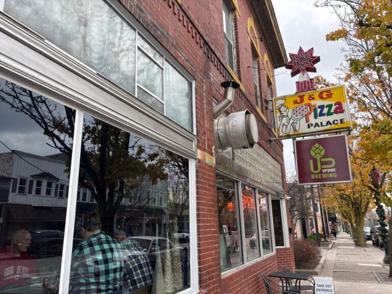 オハイオ州シルバニアの昔ながらのビアレストランJ & G Pizza Palace』