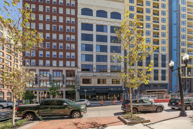 コロンバス学区【6月上旬入居可】コンドミニアム、ハバード小、ドミニオン中、ウェットストーン高 $1,8002ベッド、2バス106 N High St #103