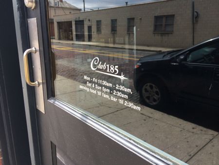 オハイオ州コロンバス・ダウンタウンの“昔ながら＆深夜まで楽しめる”バー＆グリル『Club 185』