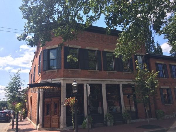 オハイオ州コロンバス・ダウンタウンの特別な日に訪れたいアメリカンレストラン『Lindey’s』