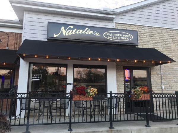 オハイオ州ワージントンのライブミュージック＆石炭窯ピッツァの名店『Natalie’s Coal‑Fired Pizza and Live Music』