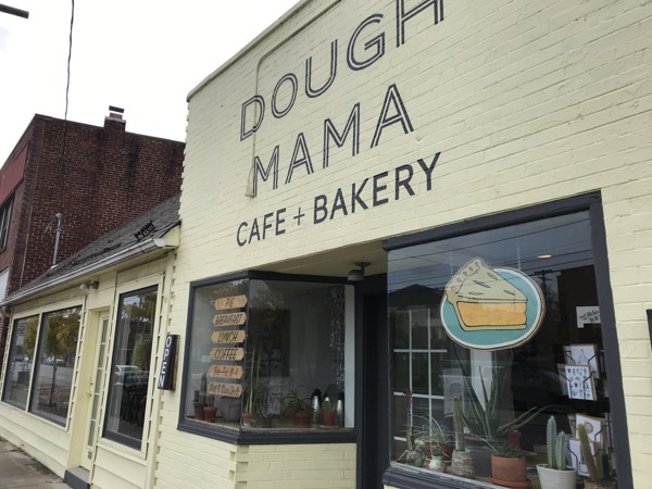 オハイオ州コロンバスの焼きたてパイが人気のおしゃれカフェ『Dough Mama Cafe + Bakery』