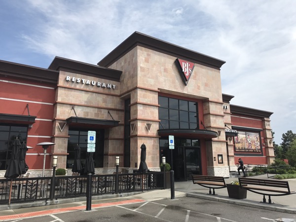 オハイオ州ダブリンの大型アメリカンダイナー『BJ’s Restaurant and Brewhouse』