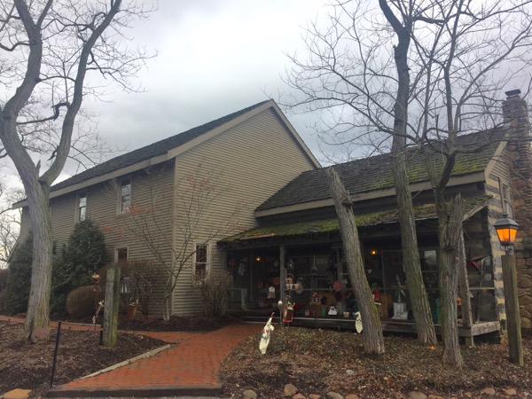 オハイオ州ダブリンの歴史あるログキャビンのレストラン兼ギフトショップ『The Morgan House』