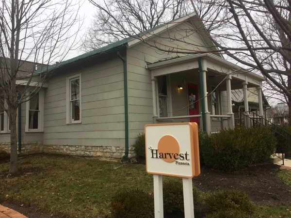 オハイオ州ダブリンの素材にこだわる人気ピッツェリア『Harvest Pizzeria』