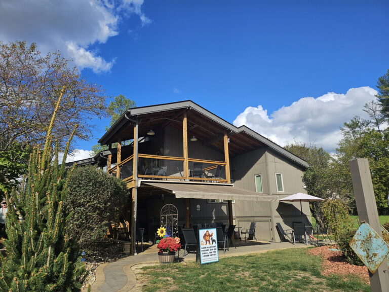 オハイオ州ローガン・ホッキングヒルズの森の中で香り高い一杯を楽しめる『Coffee Emporium』