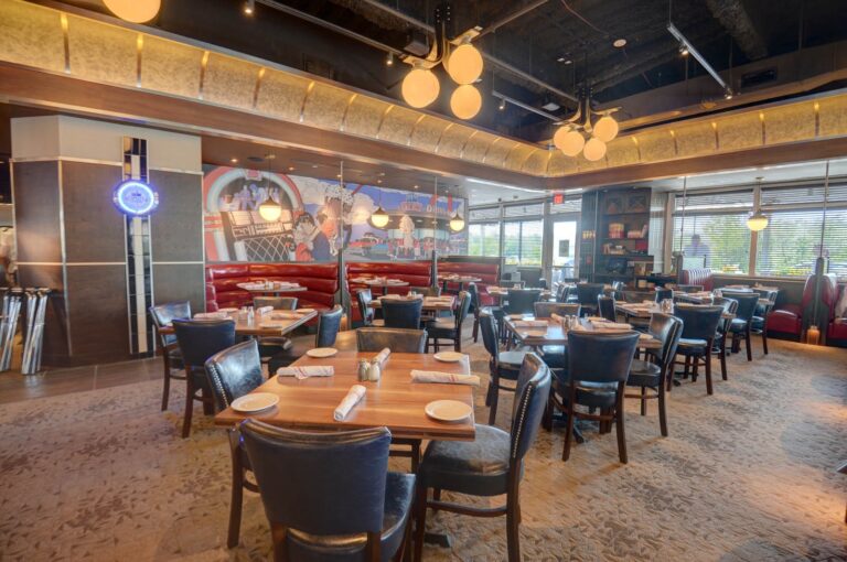 オハイオ州コロンバス・クラシックなダイナー料理の人気レストラン