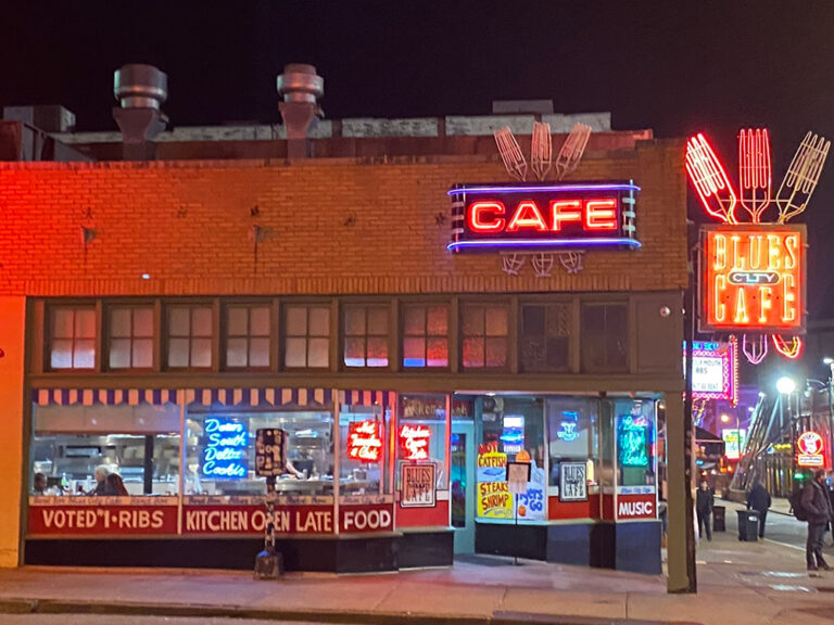 ビールストリートで音楽と南部料理を楽しめるライブハウス『Blues City Cafe』