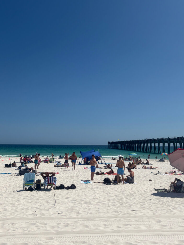 白い砂浜が美しいビーチ『Pensacola Beach』